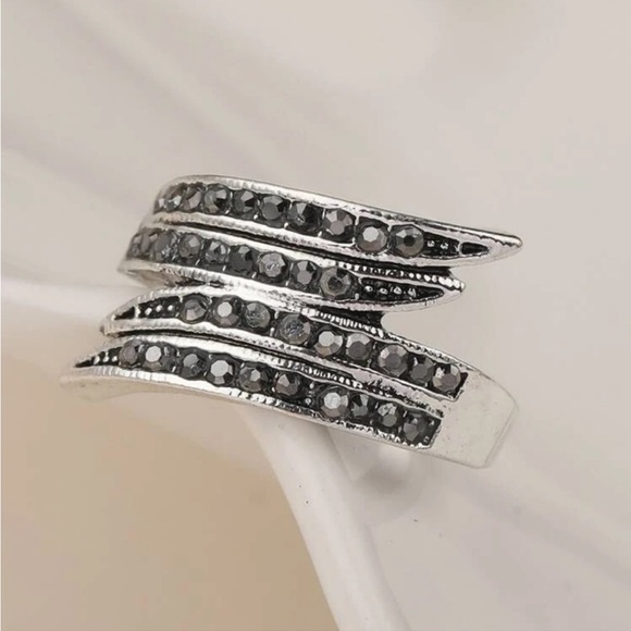 BLACK RHINESTONES SPIRAL SILVER RING - Picture 1 of 4